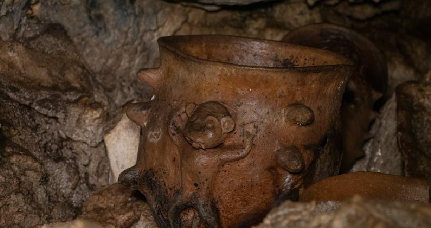 México descubre 179 piezas prehispánicas en una cueva ritual de la cultura zoque