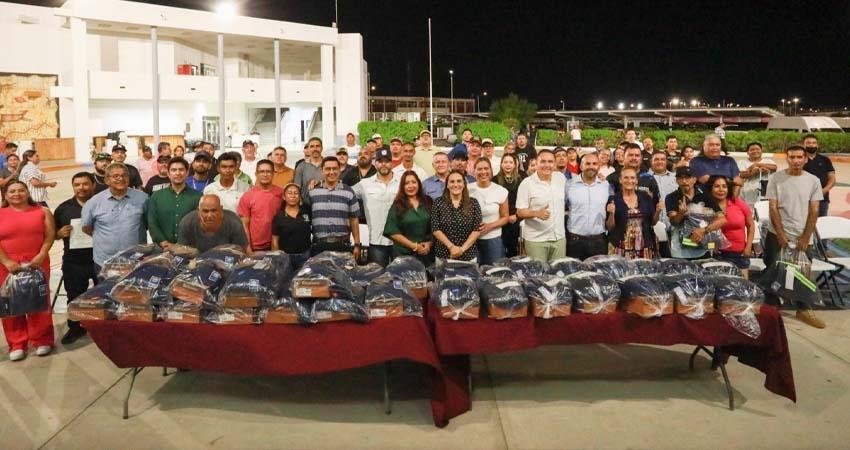 Entrega Ayuntamiento de La Paz uniformes a personal de Servicios Públicos y Sustentabilidad