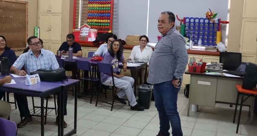 Analizan docentes de BCS regulación del uso de celulares en escuelas