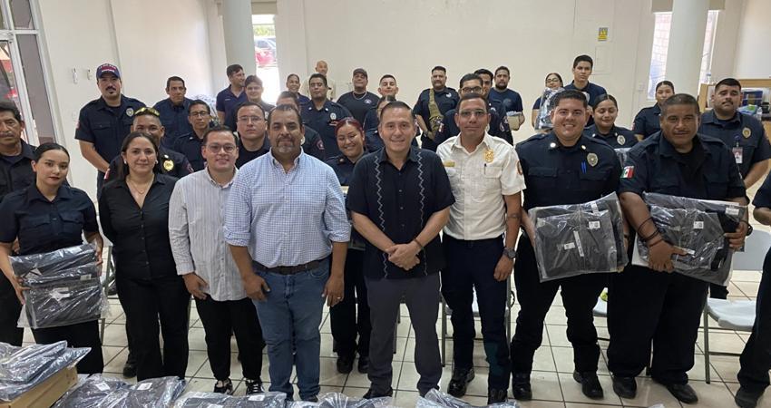 Fortalece Ayuntamiento de La Paz al Cuerpo de Bomberos con entrega de uniformes