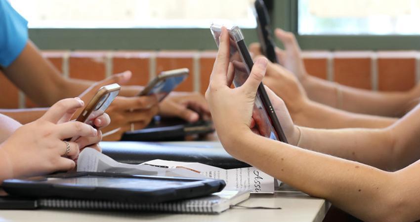 Sheinbaum está a favor de restringir celulares en las escuelas