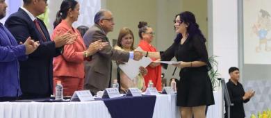 UABCS entrega 204 títulos y grados académicos a una nueva generación de profesionistas