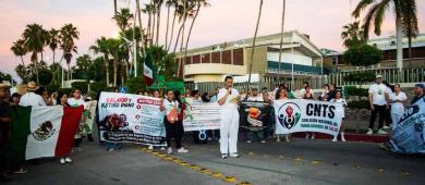 “Ni un paso atrás”: trabajadores del IMSS toman las calles de La Paz