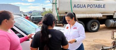 Gaby Montoya resuelve; diputada lleva apoyo en raspado de calles y agua a colonias afectadas
