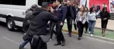 Trabajadores del IMSS echan a políticos panistas de protesta
