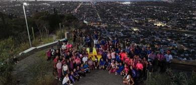 Milena Quiroga encabeza caminata en el Cerro Atravesado por el Mes Rosa