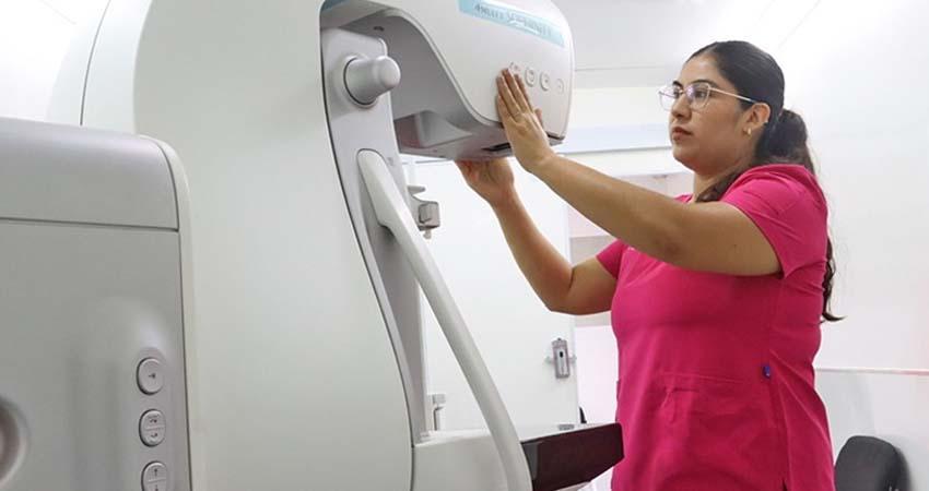 Nuevo mastógrafo móvil acercará detección de cáncer de mama y cervicouterino a colonias de La Paz: SSA