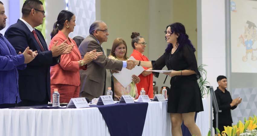 UABCS entrega 204 títulos y grados académicos a una nueva generación de profesionistas