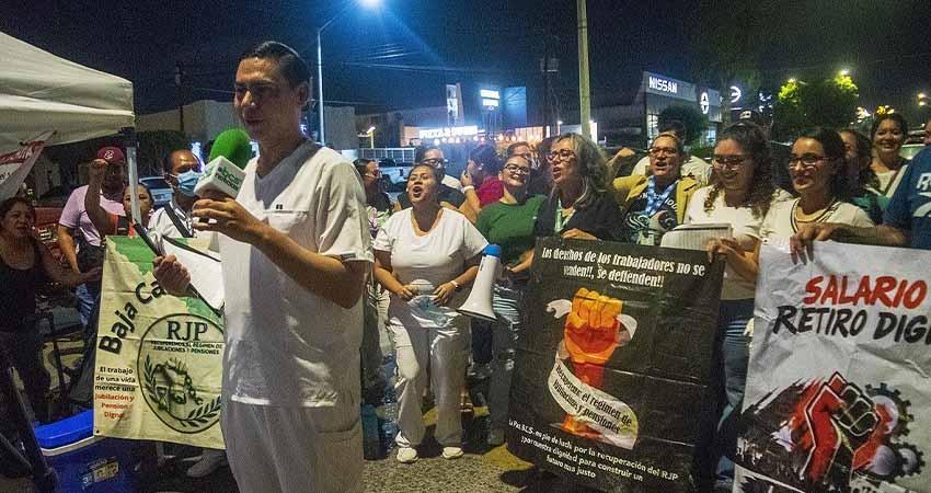 Trabajadores del IMSS endurecen protestas en La Paz; exigen aumento salarial, pensiones y freno a reformas sindicales