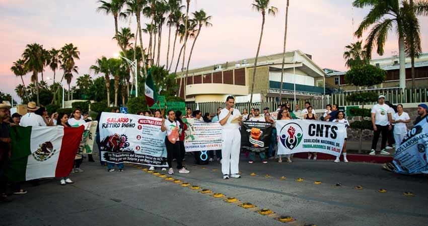“Ni un paso atrás”: trabajadores del IMSS toman las calles de La Paz