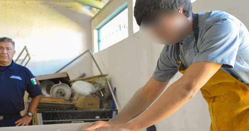 Imparten taller de carpintería a tres adolescentes privados de la libertad