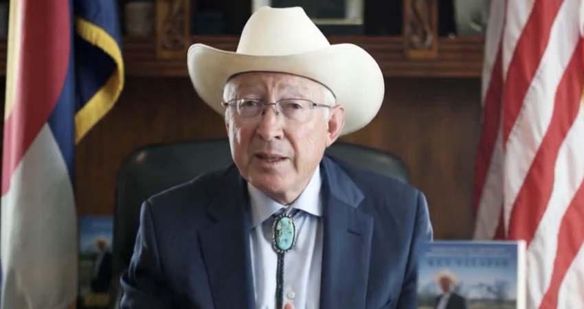 'Fronteras': Ken Salazar revela en libro los momentos clave de su gestión