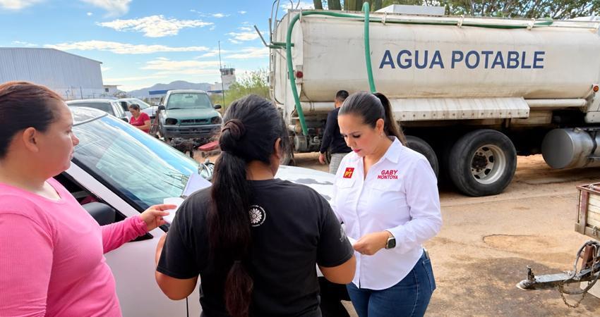 Gaby Montoya resuelve; diputada lleva apoyo en raspado de calles y agua a colonias afectadas