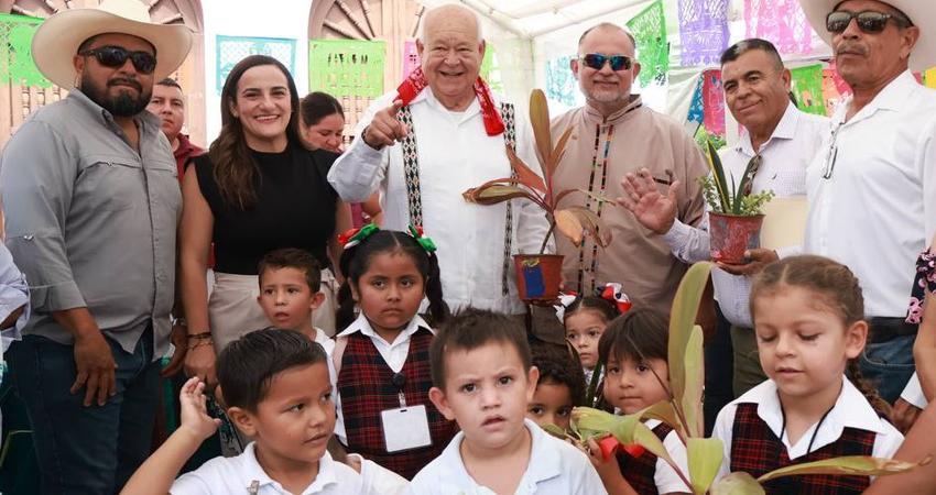 Conmemora Víctor Castro el Día de la Nación Pluricultural en Todos Santos