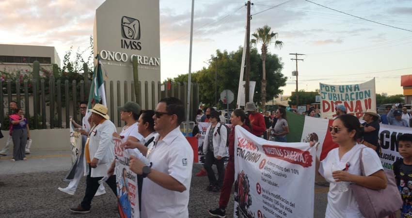 Segunda marcha del IMSS llega a Urgencias del Hospital General de Zona No. 1