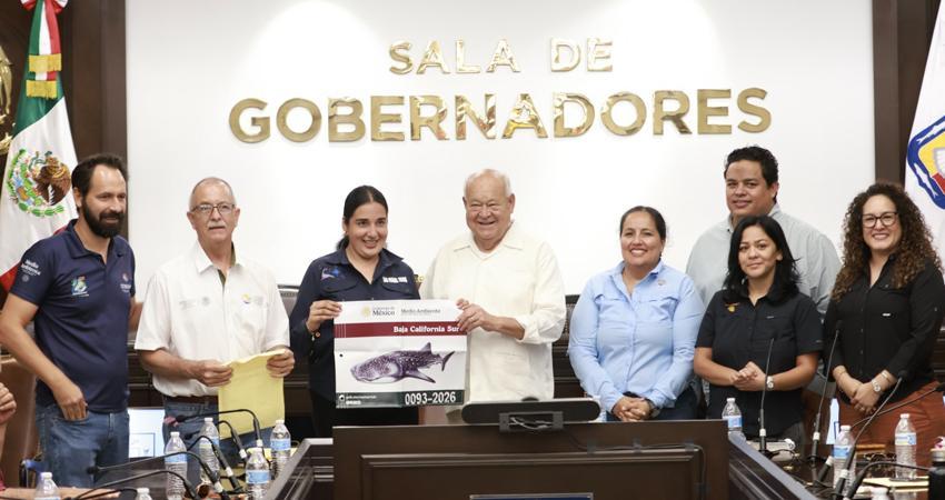 Atestigua Víctor Castro entrega de 112 distintivos para actividades de avistamiento y nado con tiburón ballena en La Paz