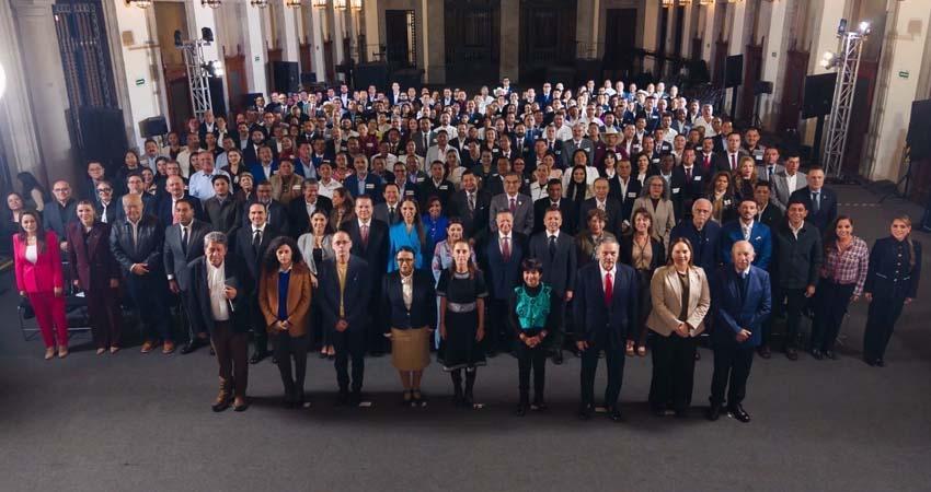 Participa Víctor Castro en reunión nacional; acuerdan agilizar trámites de vivienda y fortalecer IMSS-Bienestar en BCS