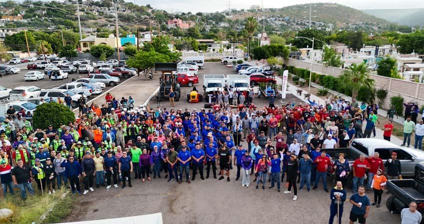 Milena Quiroga entrega equipo para labores de limpieza en playas de La Paz