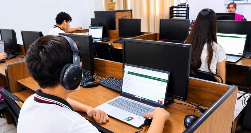 Presentan estudiantes y docentes de BCS examen internacional de inglés