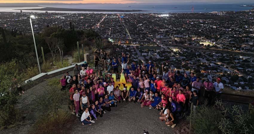 Milena Quiroga encabeza caminata en el Cerro Atravesado por el Mes Rosa