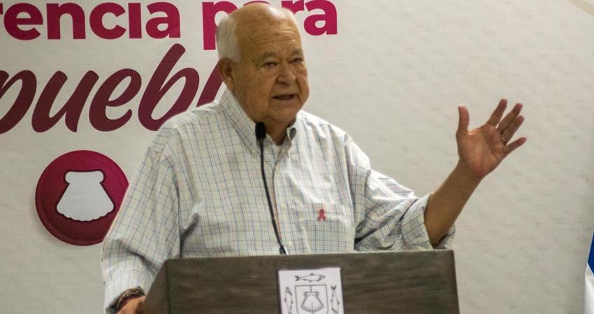 Gobernador defiende asistencia a evento durante inundaciones y reconoce daños en carretera