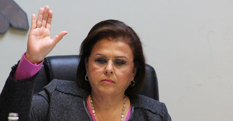 Cabildo aprueba licencia temporal de Esthela Ponce