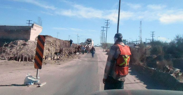 Más de un mes parada la obra del puente Pino Payas y ahora entorpecen el tráfico los obreros