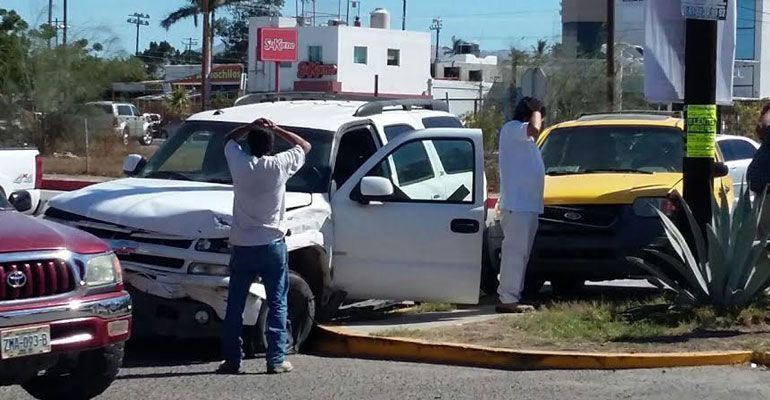 ¡Por no respetar el alto! estrellan dos camionetas en Las Garzas