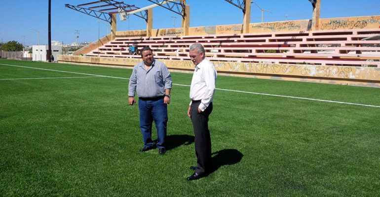 Avanza la instalación del empastado sintético de la colonia Navarro Rubio