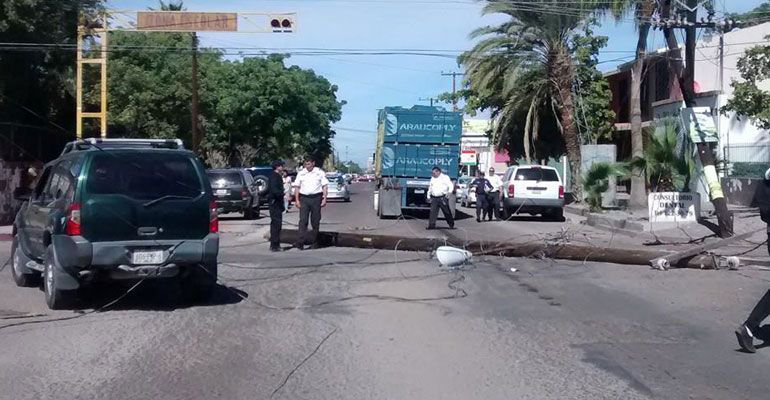 ¡Iba escoltado por municipales! Tráiler derriba dos postes de luz en Jalisco y México