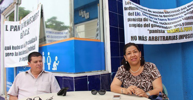 Continúa manifestación de panistas inconformes por proceso interno