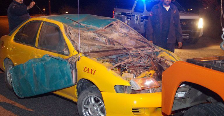 Taxi protagoniza volcadura en el puente Mano Amiga; se reportaron dos lesionados