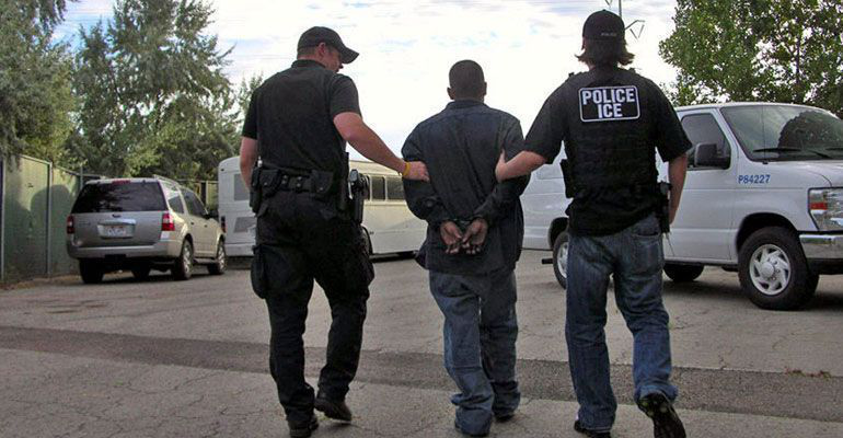 EU deporta a mexicano buscado por violación y homicidio