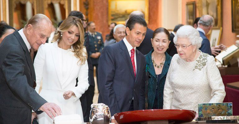 Prensa inglesa recuerda el pasado de Angélica Rivera