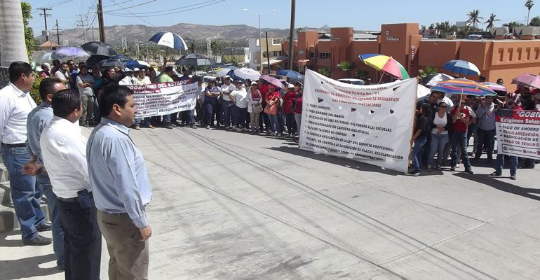 Suspendieron clases primarias y secundarias de Los Cabos; maestros acordaron aplazar paro indefinido de labores