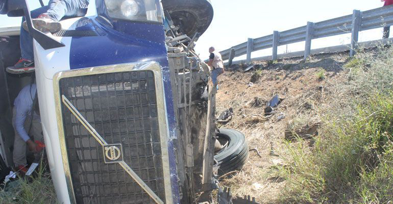 ¡Una más en la carretera La Paz – Todos Santos! Tráiler quedó volcado al lado del camino