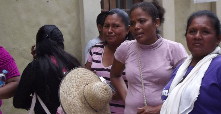 Tras protestas de maestros, agentes policiacos instalan retén en el Aeropuerto Internacional de Los Cabos