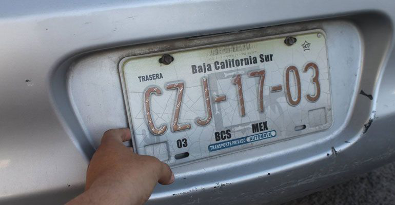 Ilegal que oficiales de tránsito decomisen placas, tarjetas de circulación o licencias a los conductores 