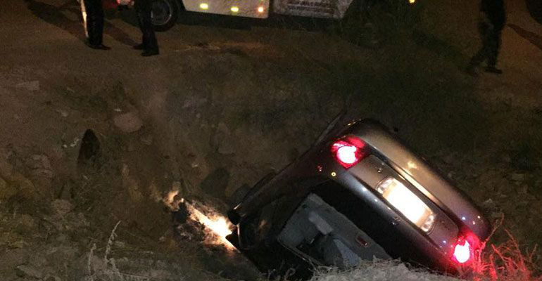 ¡Otra al barranco! una mujer se salió de la cinta asfáltica y cayó 