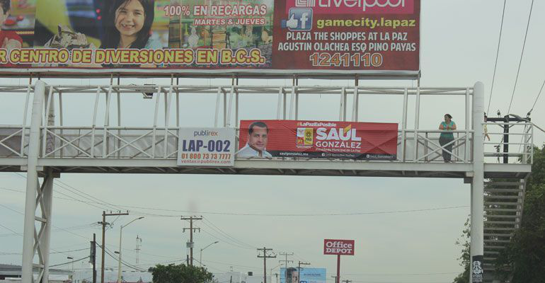 Colocan propaganda de Saúl González en lugares prohibidos por el COFIPE