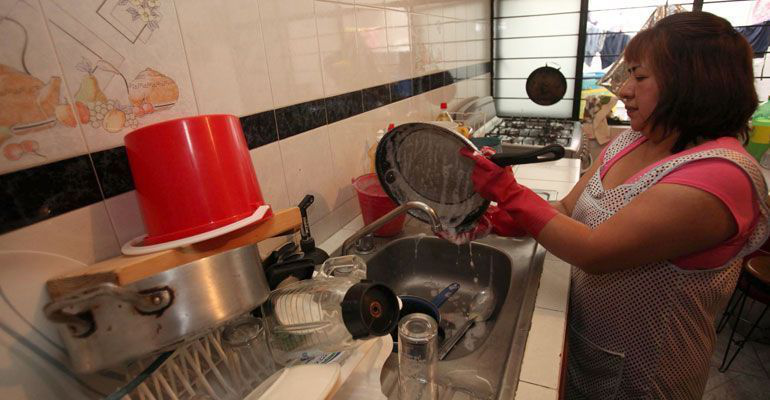 Empleadas domésticas sufren en casas, afirman 