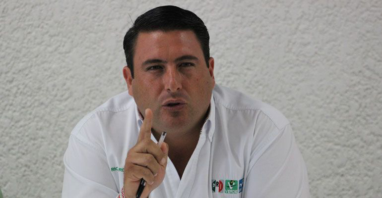 “Olvidó” Ricardo Barroso a cuánto ascienden sus ingresos