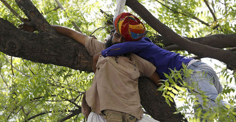 Campesino se suicida en acto público en India; caso conmociona al país