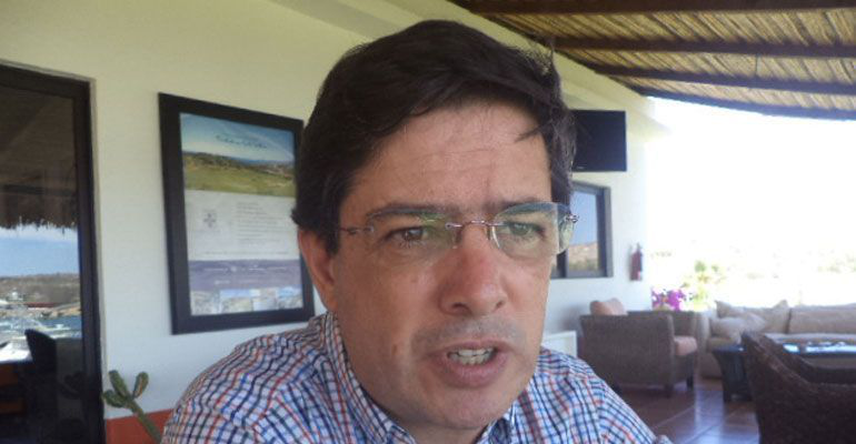 Padres de familia de la primaria Justo Sierra bloquean un carril de la carretera Transpeninsular