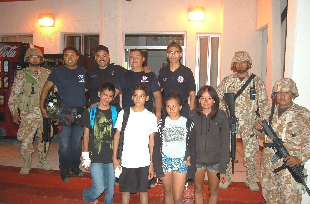 Rescatan elementos de la Armada de México a personas atrapadas en la Cueva del Pirata