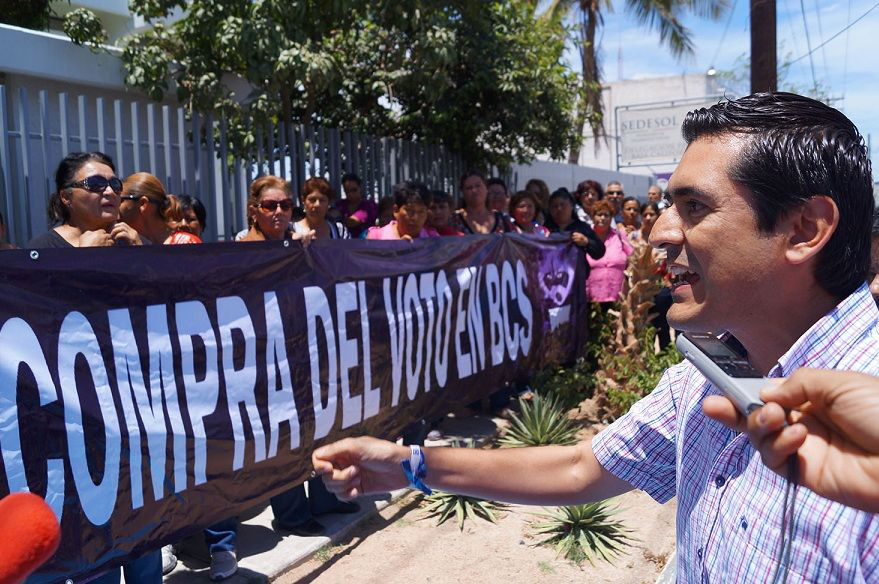 Panistas se plantan en las afueras de la SEDESOL; piden la renuncia de Roberto Chávez López