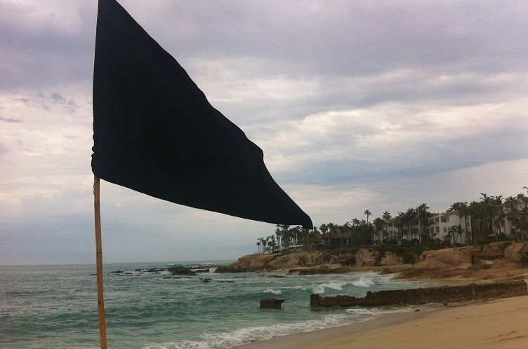 Izan banderas negras en playas de Los Cabos por Mar de Fondo