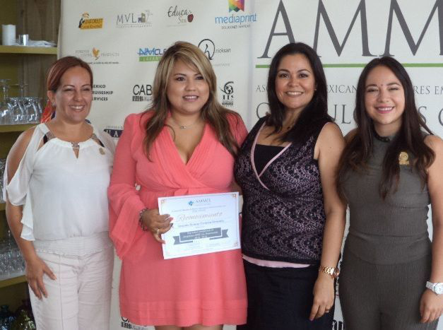 Tres mujeres empresarias sobrevivientes de violencia familiar, completan programa AME de AMMJE