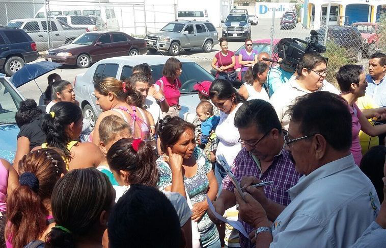 Se manifiestan en OOMSAPAS CSL, aseguran que les venden agua a cambio de votos