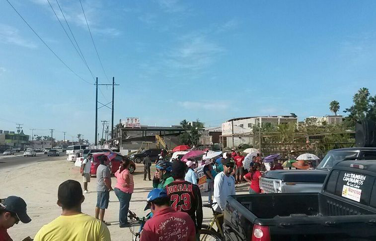 Inconformes con acuerdos entre SNTE y Gobierno del Estado marchan los maestros en SJC